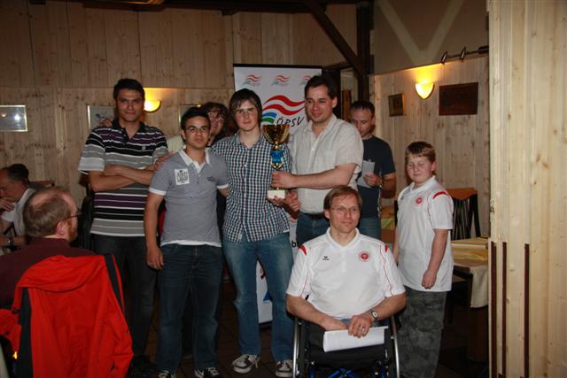Bild zeigt den Turniersieger BSS Tirol mit Pokal