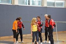 Bild zeigt das Team von Salzburg stehend auf dem Spielfeld