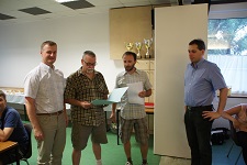 Bild zeigt Herrn Mag. Anton Neuber, ABSV-Coach Erich Geyer mit Organisator Jürgen Kammerer und Christian Zehetgruber
