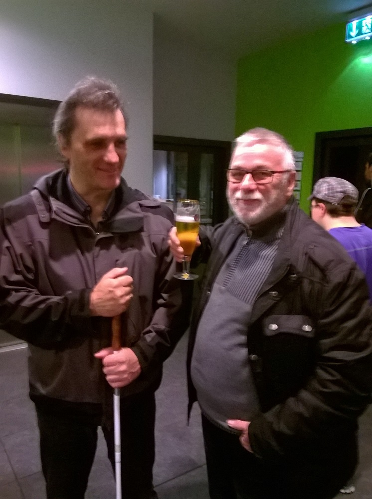 Bild zeigt Harald und Trainer Erich der sich zur Feier des Tages ein Bierchen gönnt.