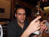 Bild zeigt Adnan der den Pokal in Händen hält