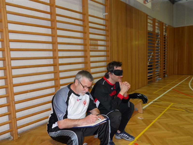 Bild zeigt Trainer Erich mit Harald auf der Trainerbank