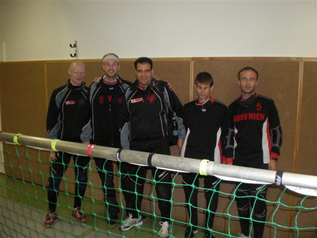 Bild zeigt unsere Mannschaft stehend hinter einem Tor