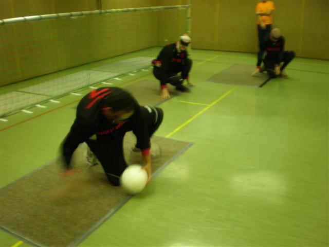 Bild zeigt Adnan mit Ball