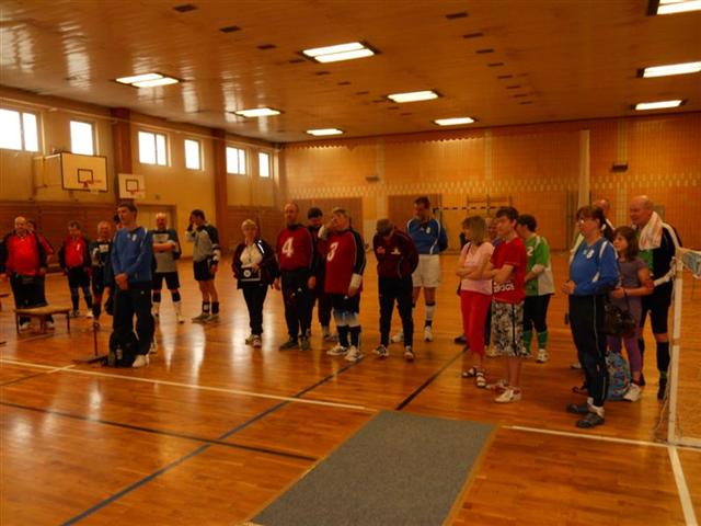 Bild zeigt alle Teilnehmer stehend bei der Turniereröffnung