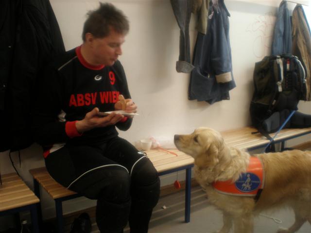 Bild zeigt Johannes bei taktischer Besprechung mit einem Blindenführhund aus Magdeburg...