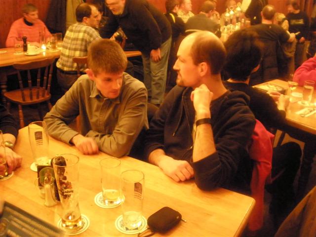 Bild zeigt Helmut und Christian glücklich und satt sitzend