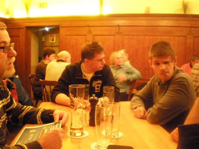 Bild zeigt Erich, Johannes und Helmut sitzend beim Tisch
