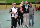 Bild zeigt Trainer Erich, Martin, Christian und Jürgen mit den Pokal in Händen