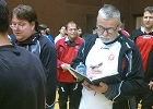 Bild zeigt unseren Coach Erich Geyer mit Notizbuch stehend bei der Turniereröffnung