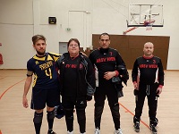 Bild zeigt unser Team mit Peter, Adnan und Martin und einem Spieler von TS Trento