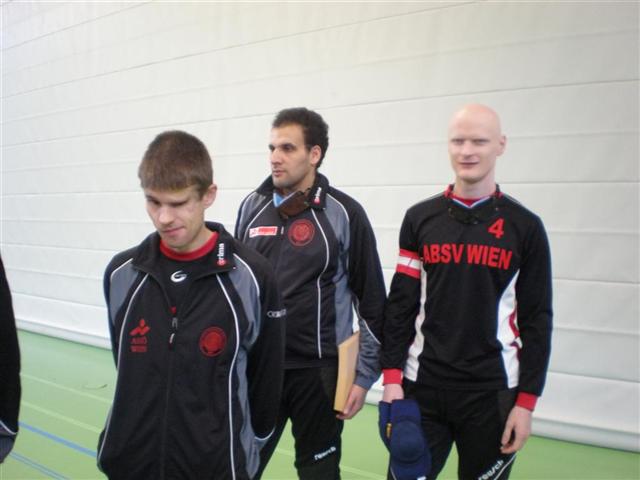Bild zeigt Helmut, Adnan und Danijel beim Beobachten eines Spiels