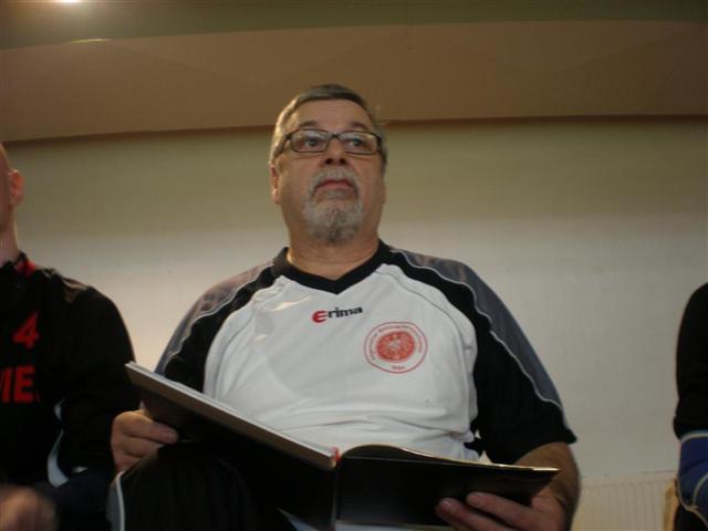 Bild zeigt Trainer Erich beim studieren des nächsten Gegners