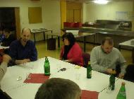 Bild zeigt Christian, Eva und Martin wartend auf das Abendessen