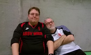Bild zeigt Peter und Coach Erich Geyer gemütlich sitzend in der Halle. Dies waren die letzten entspannten Minuten