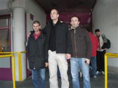 Bild: Helmut, Christian und Jürgen stehend vor dem Landessportzentrum