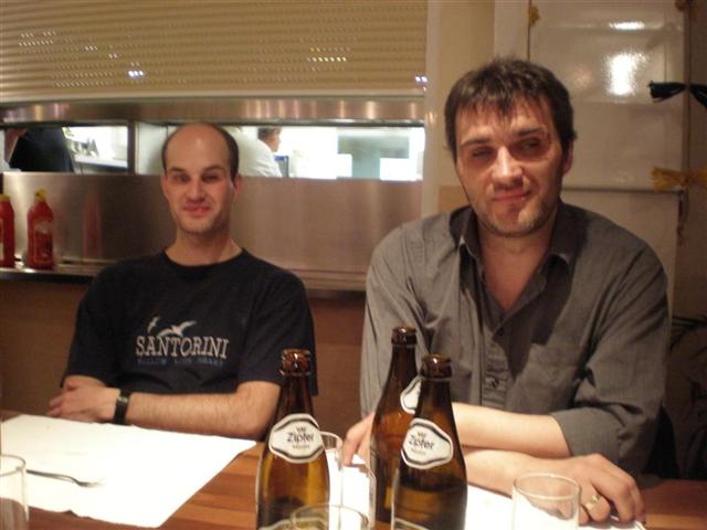 Bild zeigt Christian und Harald bei einem gepflegten Bier nach einem schweren Arbeitstag