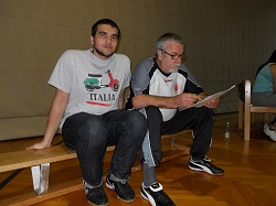 Bild: Unser Jungstar sitzt mit Torballtrainer Erich Geyer auf der Trainerbank