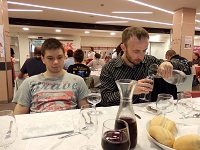 Bild zeigt unseren nimmersatten Neuling Gerhard Fichtner beim späteren gemeinsamen Abendessen