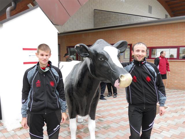 Bild zeigt Helmut und Jürgen mit Kuh