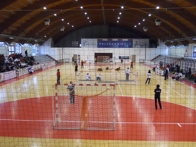 Bild zeigt die Bühne des Torball-Weltcups - das Spielfeld