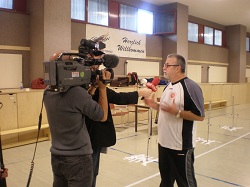 Bild: Trainer Erich Geyer gibt sich geduldig den Fragen des ORF-Reporters hin und steht vor der Kamera