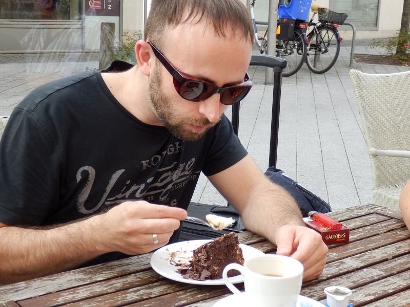 Bild zeigt Jürgen als Feinschmecker mit Kaffee und Sportlernahrung