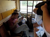 Bild zeigt unsere Jungs im Zugabteil bei der Anreise nach Zürich