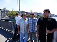 Bild zeigt Tom, Peter, Jürgen und Sami beim Schlendern durch die Stadt