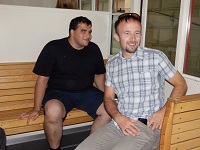 Bild: Sami und Jürgen hocken in der Seilbahn